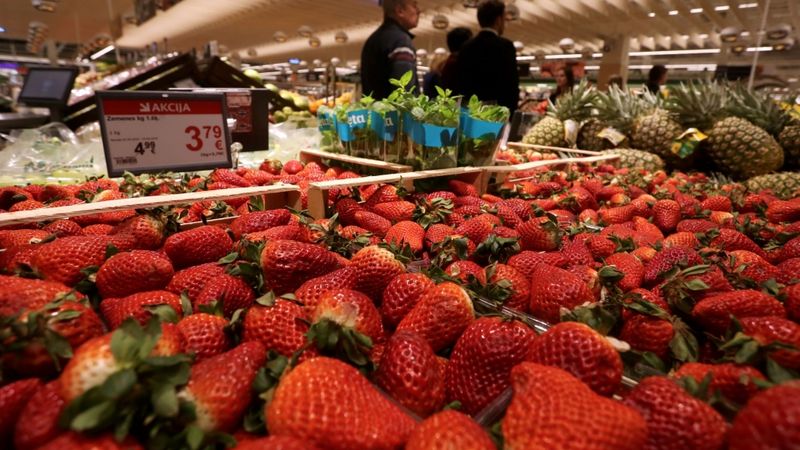 Mazumtirgotājs: aizvien biežāk grozā tiek liktas dārgākas preces