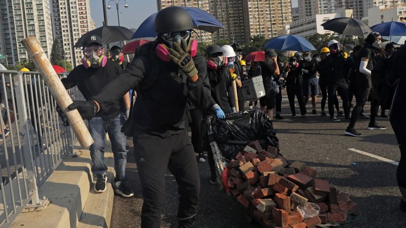 FOTO: Honkongā aizvadīta viena no vardarbīgākajām dienām
