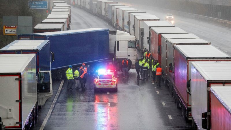Kravas auto šoferiem svētki jāpavada uz Lielbritānijas robežas