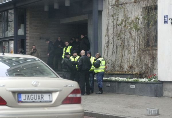 Īpašnieku strīds par ēku Rīgas centrā pārvēršas apsargu «kariņā»