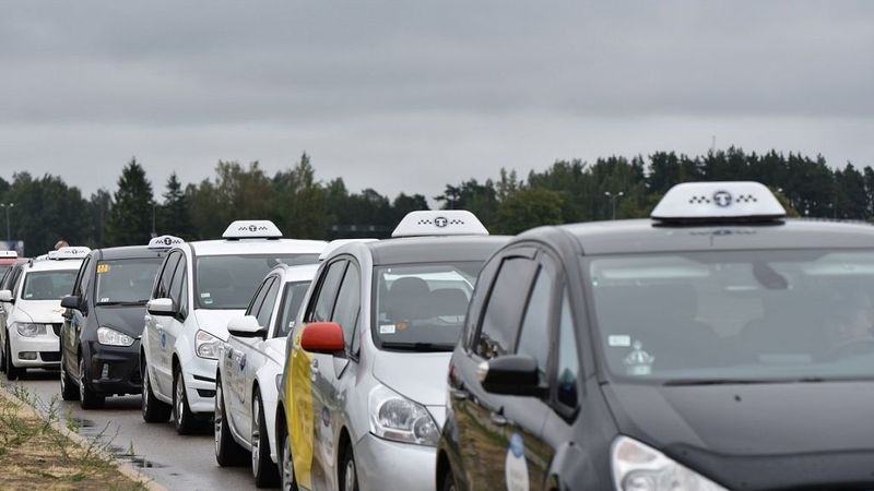 Taksometriem rosina ieviest patentmaksu, bet baltajiem numuriem nodokli no apgrozījuma