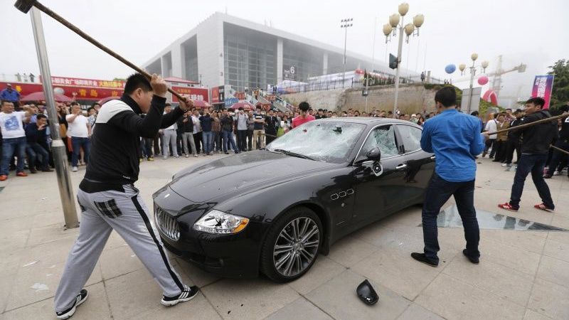 Ķīnietis publiski iznīcina savu 423 tūkstošus vērto Maserati