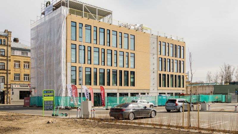 FOTO: Iemūrēts pamatakmens biroju ēkai Lāčplēša Plaza Rīgā