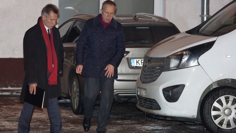 Papildināta ar FOTO: Rimšēvičs atbrīvots un paskaidrojumus sola rīt