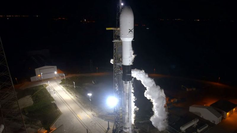 SpaceX nogādājis kosmosā trešo interneta projekta Starlink satelītu partiju