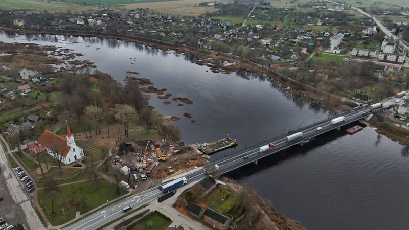 FOTO: Salacgrīvā atklāts jaunais tilts pār Salacu