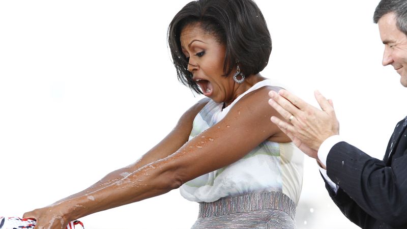 Obamas kundzes un Romnija kundzes cīņa