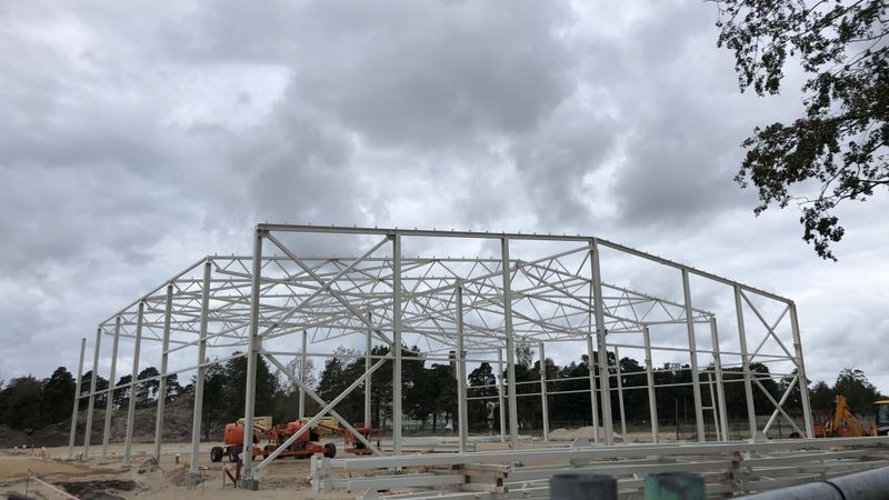 FOTO: Karostas industriālajā parkā top metālapstrādes rūpnīca