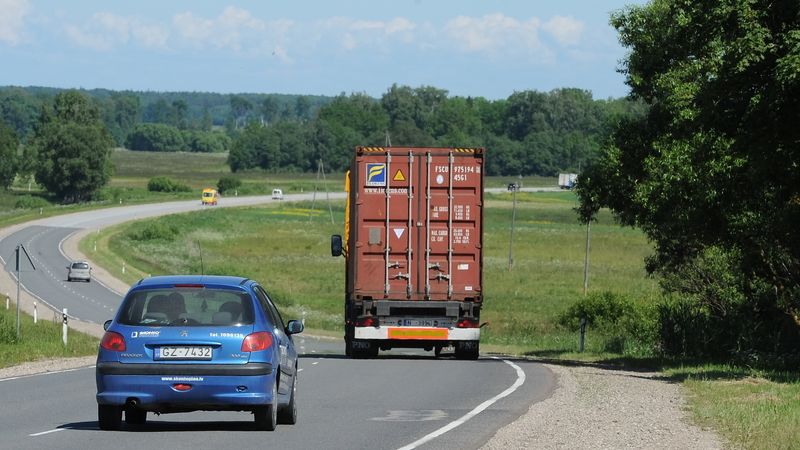 Meklē vainīgos sliktajiem ceļiem 
