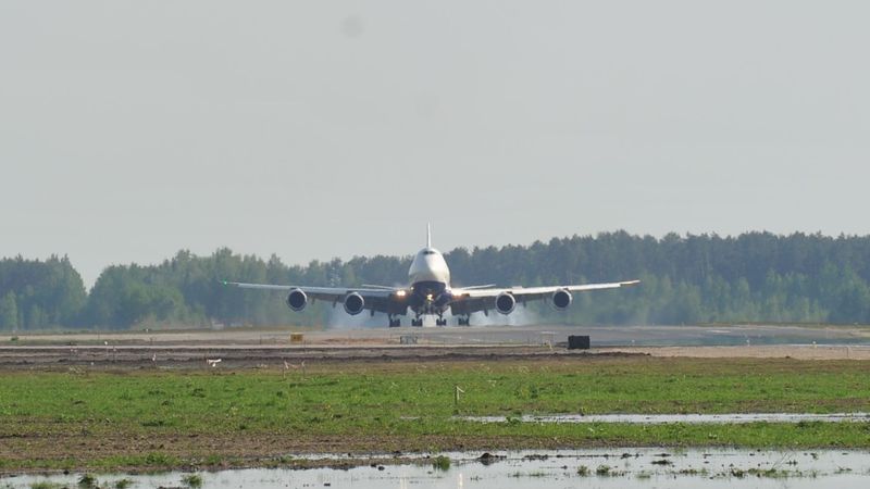 Papildināta ar foto - Lidostā «Rīga» sagaidīts vēsturē lielākais gaisa kuģis