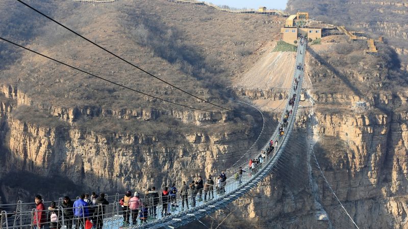FOTO: Ķīnā tiek slēgti «biedējošie» stikla tilti