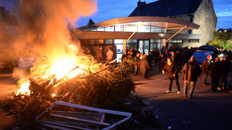 Sadusmoti Francijas vistas gaļas pārstrādes uzņēmuma Tilly-Sabco darbinieki «okupē» vietējās valdības teritoriju
