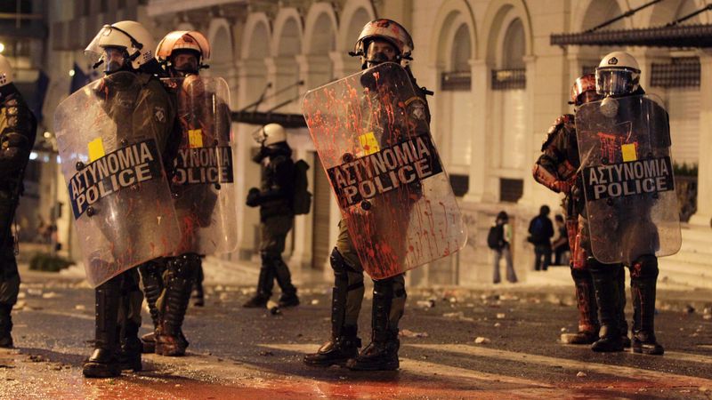 Neskatoties uz vardarbīgiem protestiem, Grieķija apņemas taupīt