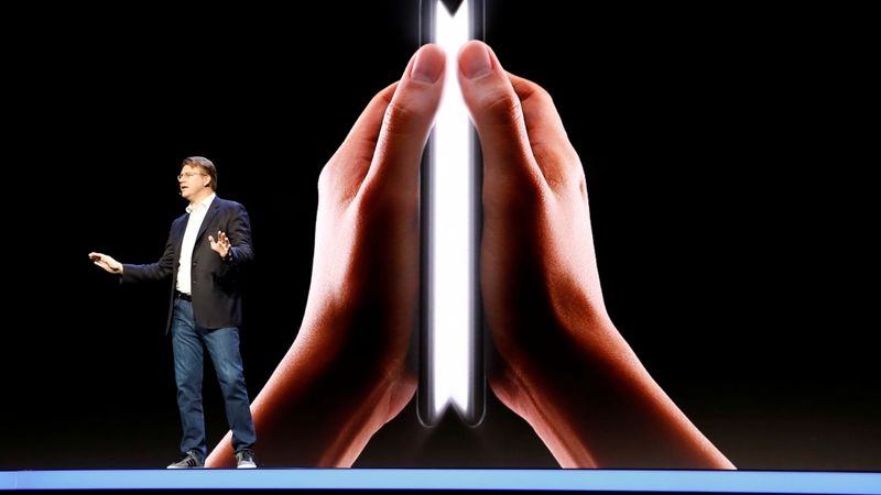 FOTO: Samsung prezentējis jauno tālruni ar salokāmu ekrānu