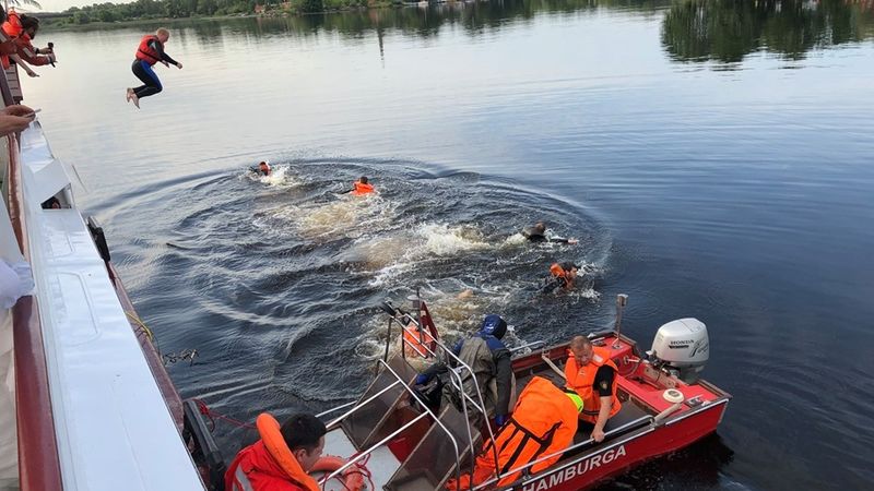 FOTO: Daugavā inscenē kuģīša avāriju