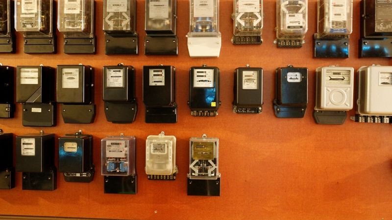 FOTO: AS Sadales tīkls Enerģētikas muzejam nodod 403 vēstures eksponātus
