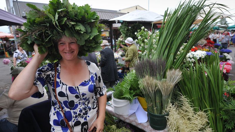 Dienas paiet tirgus placī, naktis - pinot vainagus un lasot Jāņu zāles