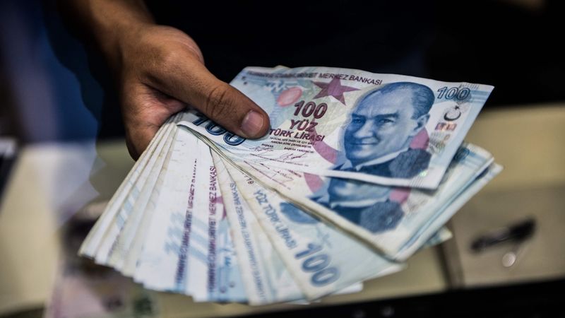 Turcijas liras kursa kritums turpina satricināt pasaules biržas