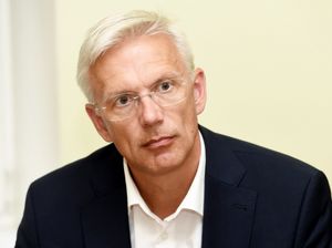 JV piedāvā partneriem vienlīdzīgi sadalīt atbildības jomas valdībā