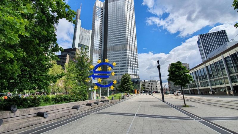 ECB nemaina bāzes procentlikmi un samazina eirozonas ekonomikas izaugsmes prognozes