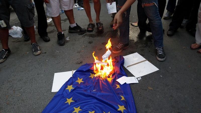 Kipras parlaments atbalsta glābšanas programmu; protestētāji dedzina ES karogus
