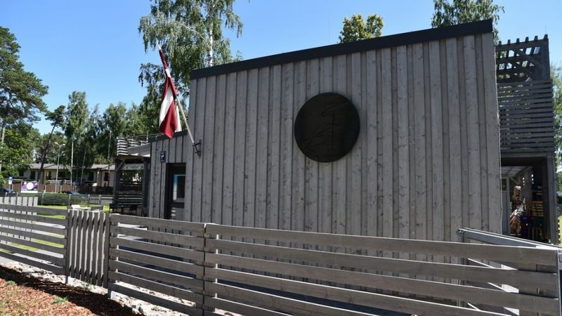 Ceļ latiņu, piedāvājot restorānu ēdienu