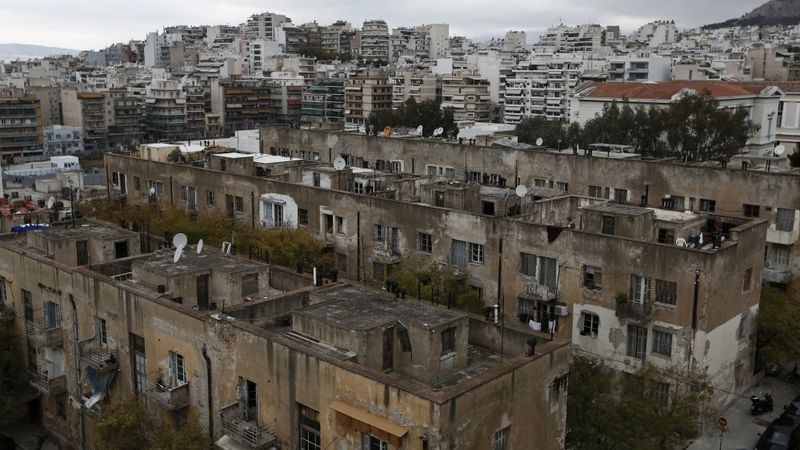Imigranti un bezpajumtnieki atkal iedzīvinājuši Atēnu bēdīgi slaveno graustu Prosfygika