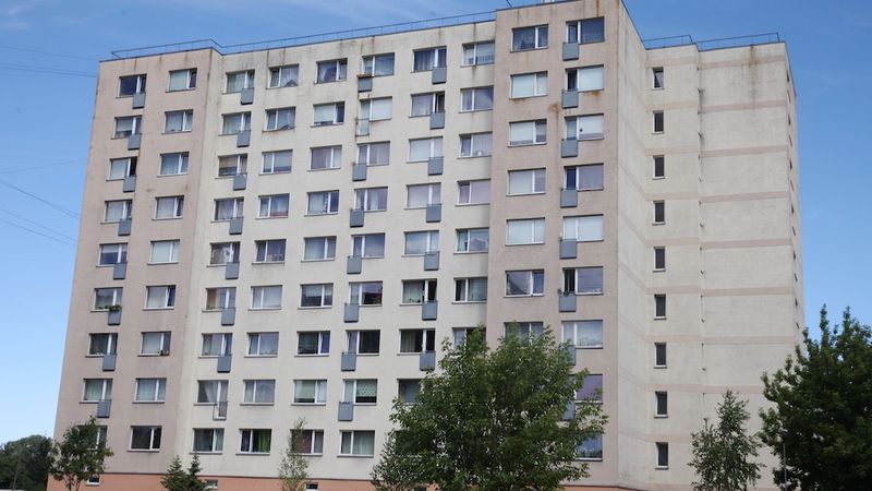 Sērijveida dzīvokļu cenas sarūk ceturto mēnesi pēc kārtas
