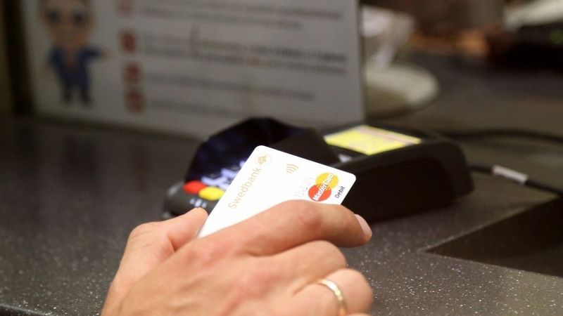 Bezkontakta maksājumu limitu palielina līdz 50 eiro