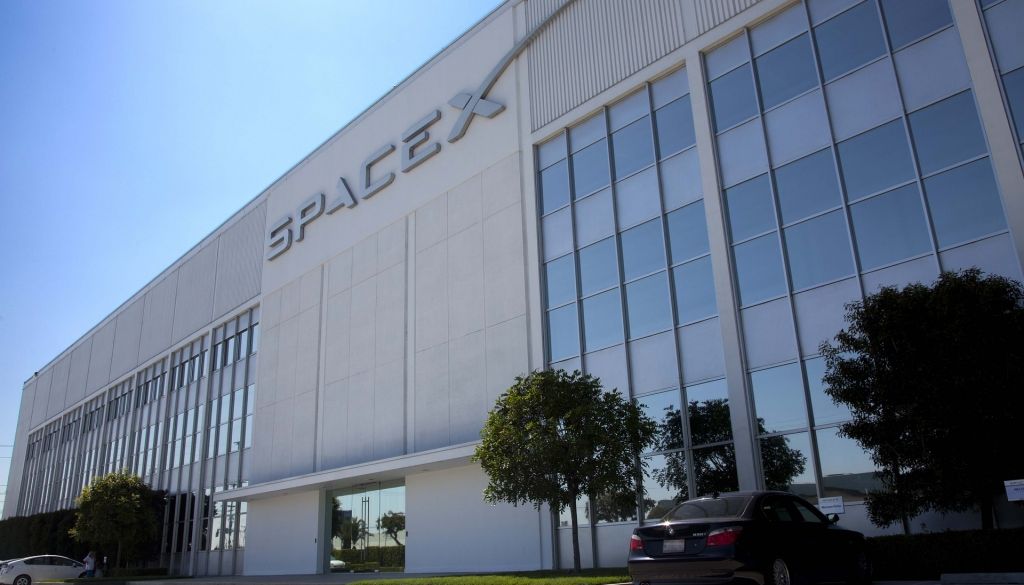 SpaceX pirmoreiz nosūta Zemes orbītā pilnīgi civilu apkalpi
