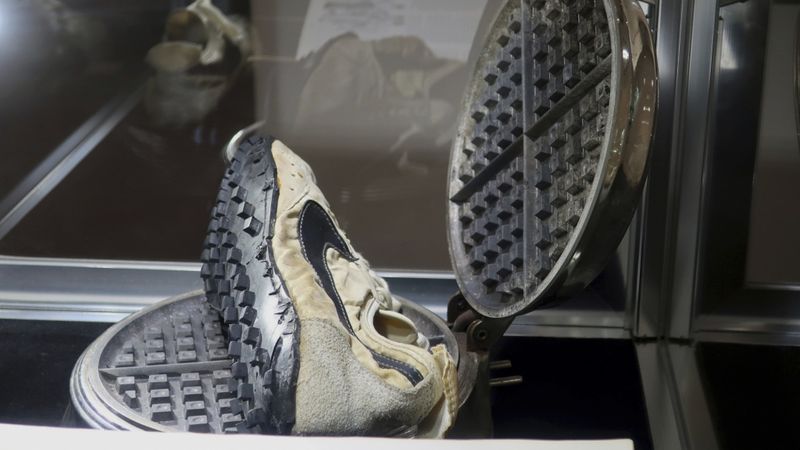 FOTO: Pircēju gaida Nike sporta kurpes, kuras tapušas, izmantojot vafeļu pannu