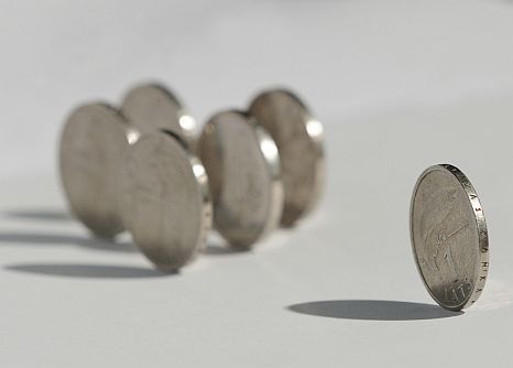 Latu likmes jaunos vēsturiski zemos līmeņos