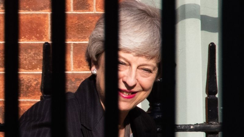 Volstrītas indeksi krītas, britu mārciņas vērtība sarūk
