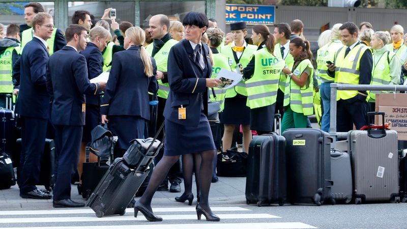 Lufthansa stjuartu streiks radījis pasažieru «sastrēgumus» lidostā