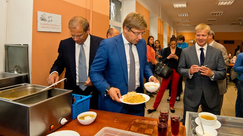 Brīvpusdienas Rīgā sola visiem skolēniem līdz 9.klasei; ēdnīcās izmantos e-talonus