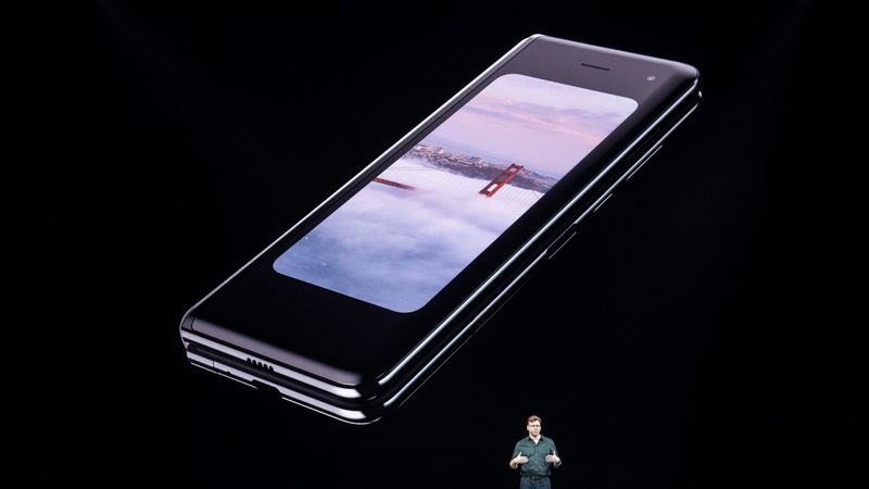 FOTO: Samsung prezentē viedtelefonu ar salokāmu ekrānu