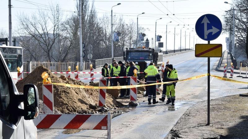 Daugavas stadiona kanalizācijas izbūves laikā bojā gājis strādnieks