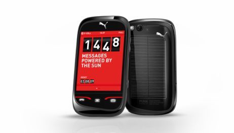 Puma izrāda ar saules baterijām aprīkotu mobilo telefonu