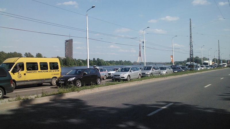 Pirms svētkiem Rīgā daudzviet apgrūtināta satiksme