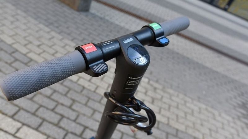 Parīze aizliedz novietot elektriskos skrejriteņus uz ietvēm
