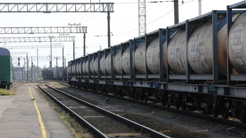 Dzelzceļa kravu pārvadājumu apmērs astoņos mēnešos samazinājies par 23,7%