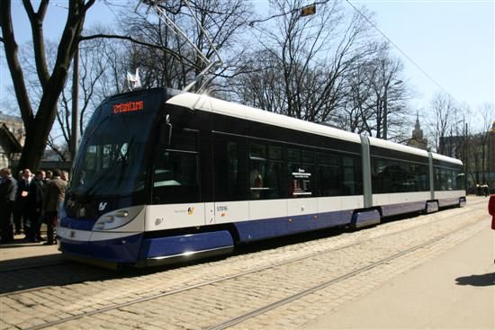 Rīgas satiksme prezentē pirmo zemās grīdas tramvaju