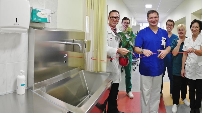 Stradiņa slimnīcā jauna personāla pirmsoperāciju sagatavošanās telpa