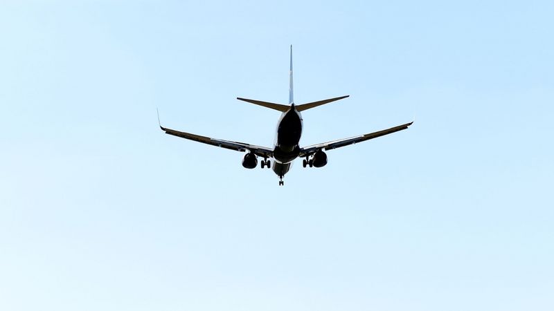 Pašvaldība lūdz novirzīt lidmašīnu ceļus no Ozolnieku ciemata gaisa telpas