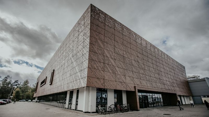 FOTO: Apmeklētājiem durvis ver jaunuzceltais Valmieras peldbaseins