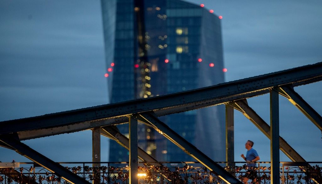 ECB samazina eirozonas ekonomikas krituma prognozi