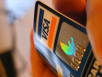 Pēc eiro ieviešanas vairāk norēķiniem izmanto maksājumu kartes un internetbankas