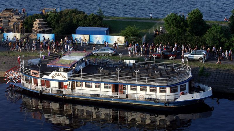 Kuģīšu īpašniekam ar Molotova kokteili mēģināts nodedzināt māju