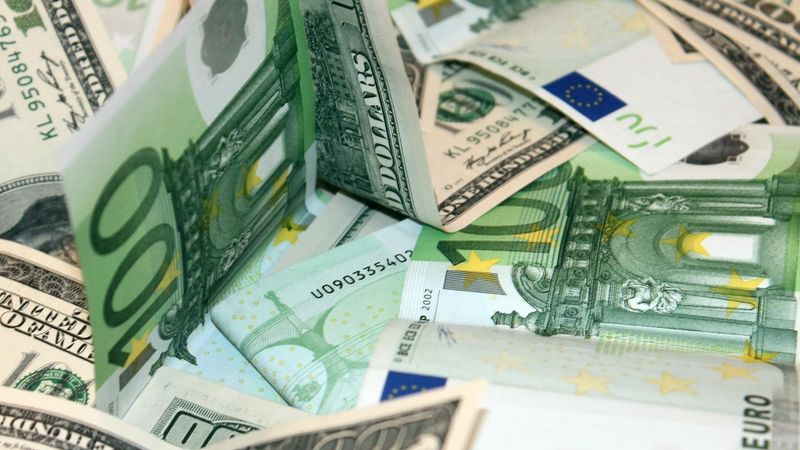 Eiro vērtība samazinās līdz dolāra vērtībai
