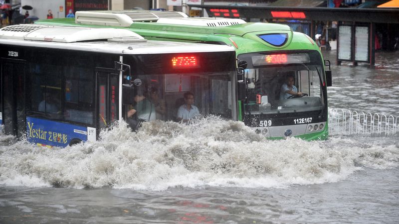 FOTO: Lietusgāzes Ķīnā ielas pārvērš upēs